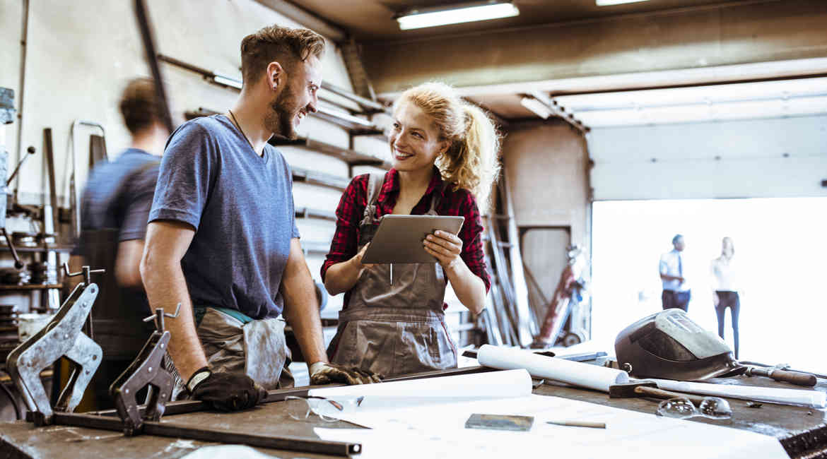 Persone che collaborano in un laboratorio artigianale